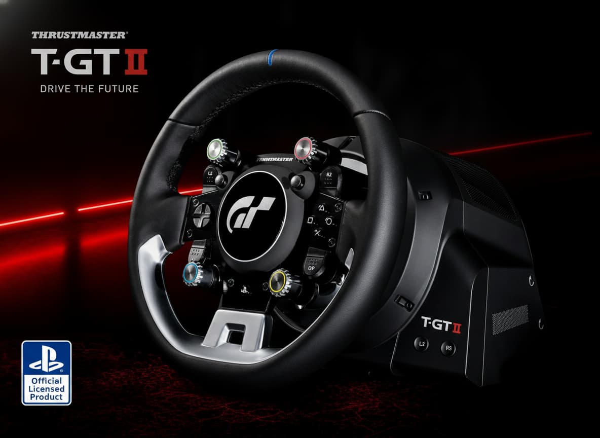 Volant de course Thrustmaster T-GT II avec base et jante, mettant en avant les badges officiels PlayStation, les inserts en fibre de carbone et un éclairage directionnel dans un studio professionnel sombre.
