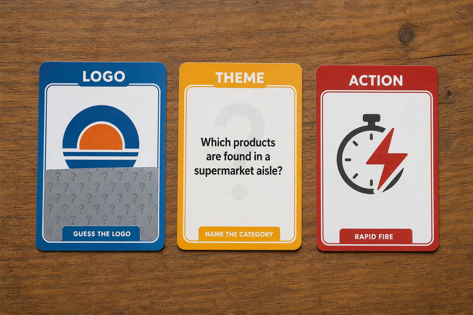 Trois cartes du jeu de société Logo disposées à plat : une carte Logo au logo partiellement révélé, une carte Thème avec une question, et une carte Action avec une icône de défi, sur une table en bois, éclairage vif, vue de dessus.